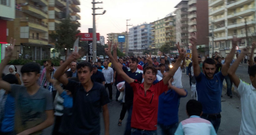 Silvan’da sokağa çıkma yasağı kalktı halk çatışmaların olduğu mahalleye yürüyor