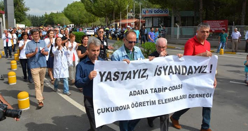 Çukurova Üniversitesi akademisyenleri katliamı protesto etti