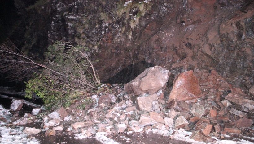 Zonguldak'ta heyelan yolu kapattı