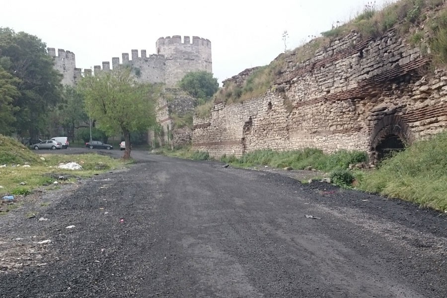 Tarihi Yedikule Bostanları’na zift bulaştı