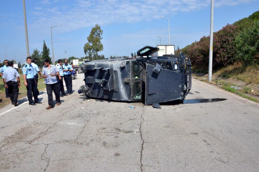 Adana'da zırhlı araç devrildi, 3 polis yaralandı