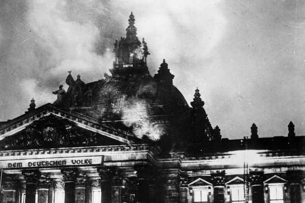 Reichstag yangını sürüyor