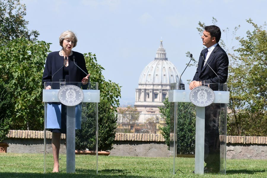 Renzi’den Theresa May’e 'Brexit takvimini netleştirin'