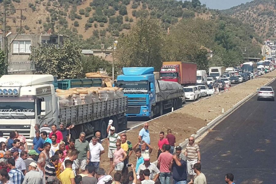 Ölümlü kazalara isyan eden halk Bodrum yolunu 3 saat kapattı