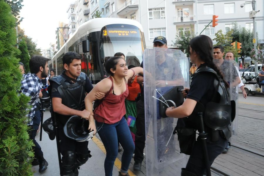 Eskişehir'de Özgür Gündem protestosuna polis saldırdı