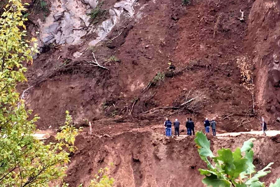 13 köye ulaşımı sağlayan yol heyelan nedeniyle kapandı