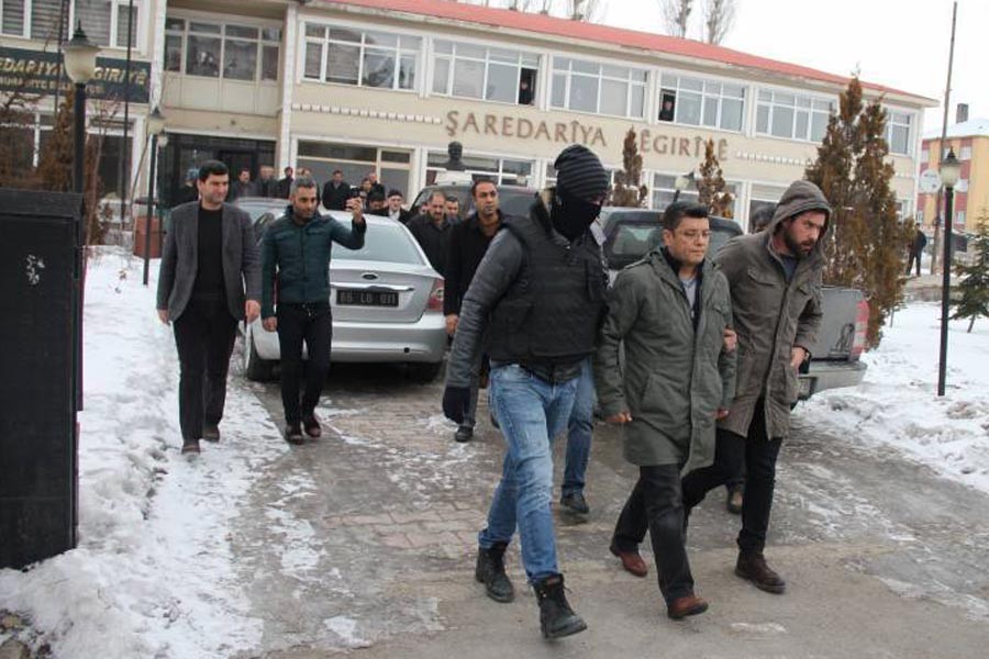 Muradiye Belediyesi Eş Başkanı Tunç gözaltına alındı