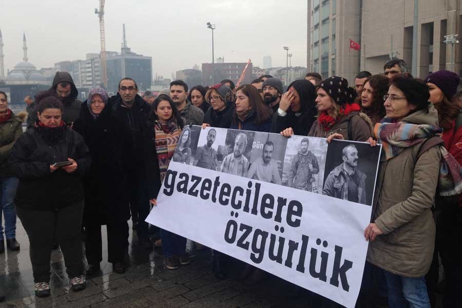 Basın örgütleri ve gazeteciler adliye önünde açıklama yaptı