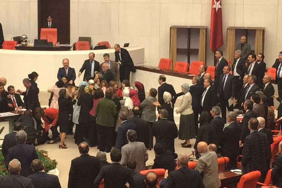 AKP'li kadın vekiller kürsüye saldırdı