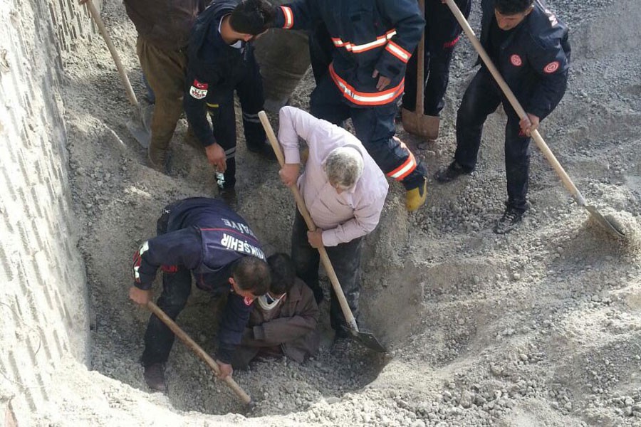 Kum yığını altında kalan genç işçi kurtarıldı