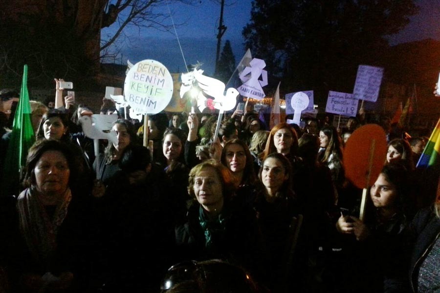 Kıbrıs'ta Rum ve Türk kadınları 8 Mart'ta sınırda buluştu