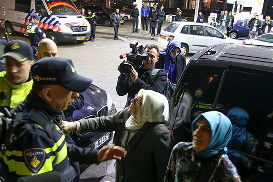 Bakan Kaya’nın konvoyu Rotterdam girişinde durduruldu