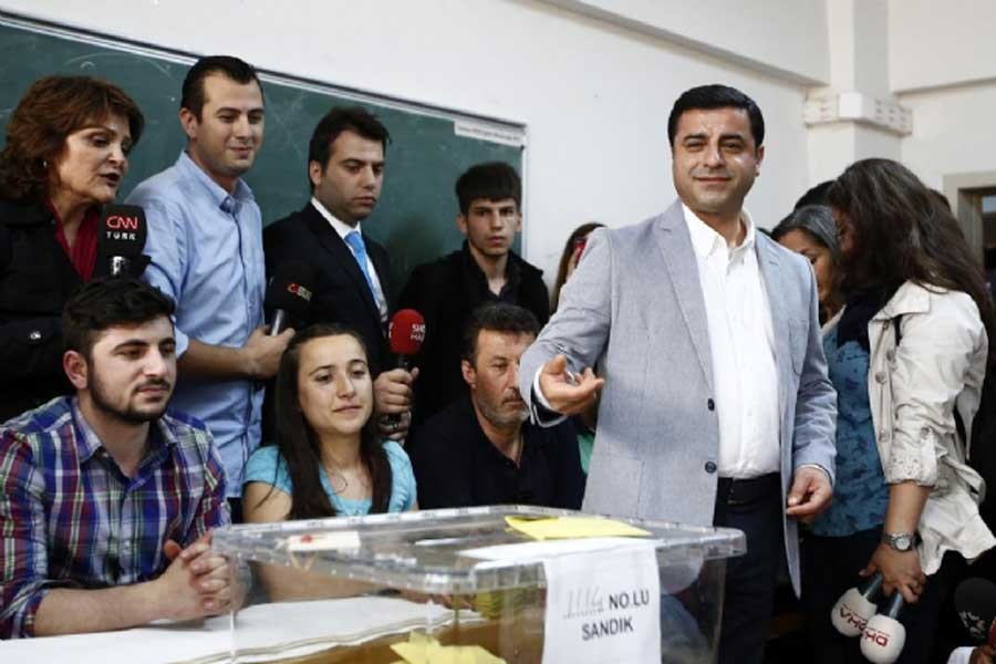 Demirtaş: Herkesi sandığa gitmeye, 'Hayır'a çağırıyorum