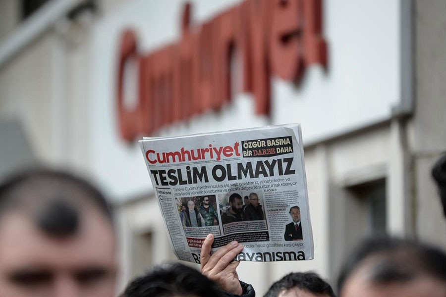 Solidarity with Cumhuriyet, freedom for Journalists! 