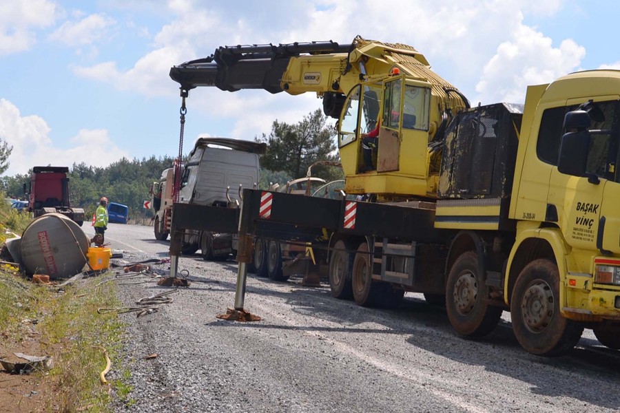 Nikel madenine sülfürik asit taşıyan tanker yine devrildi