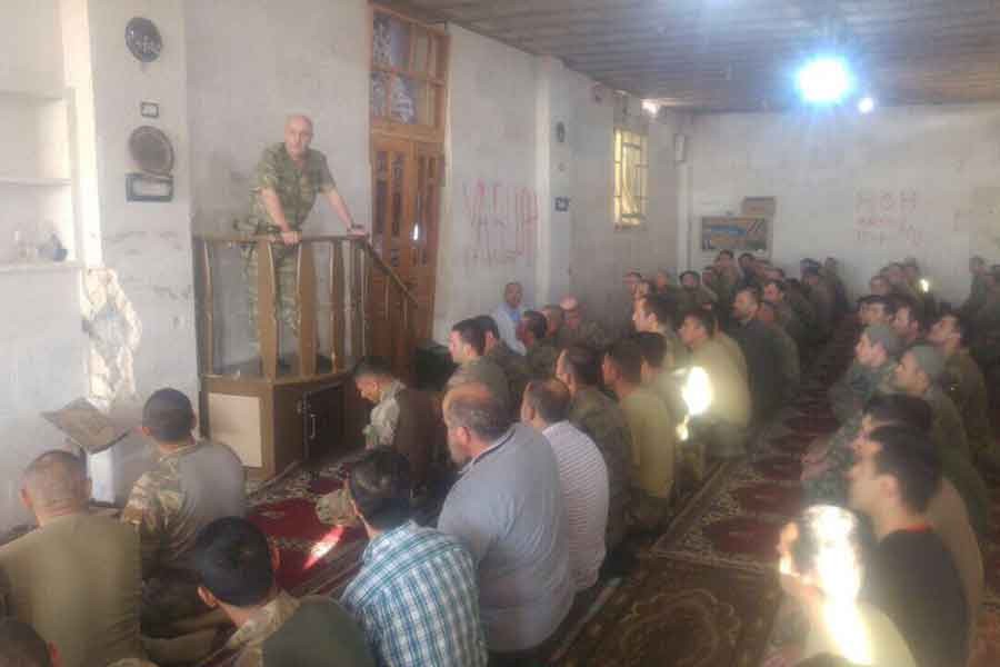 Korgeneral Aksakallı, el Bab'da minbere çıkıp konuşma yaptı