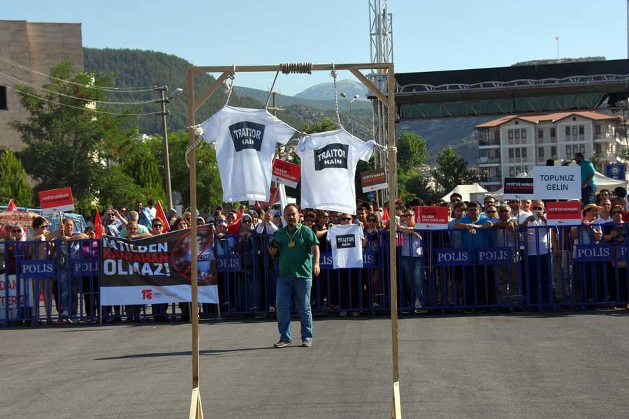 'Kahraman' tişörtüne tepki olarak 'Hain' tişörtü asıldı