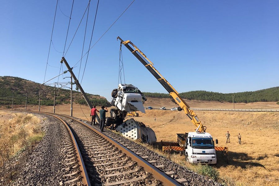 Bariyeri aşan LPG tankeri, tren yolundaki direğe çarptı