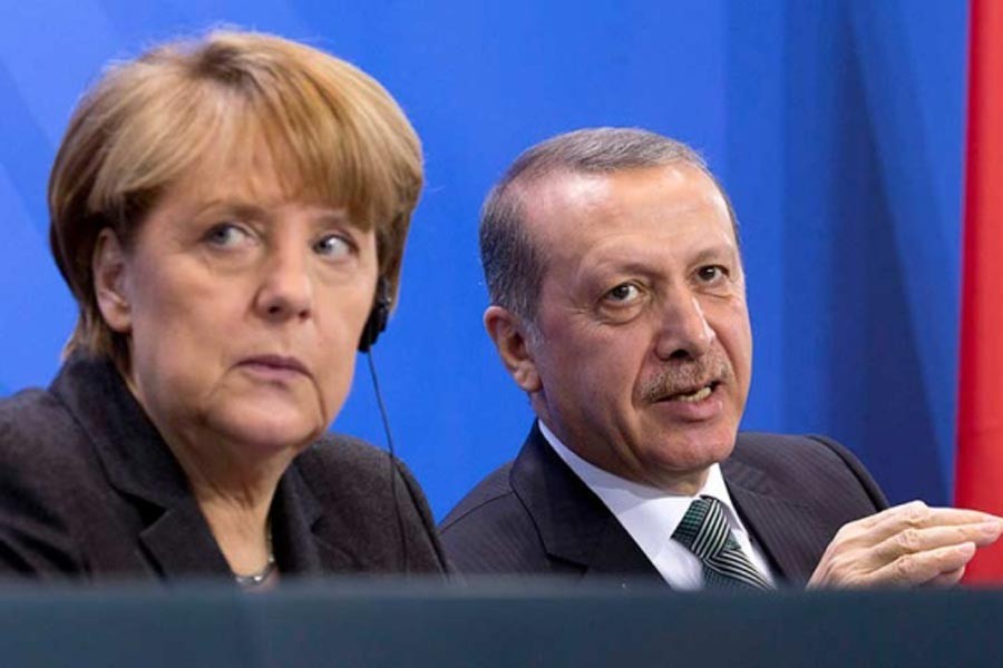 Merkel: Bizim ülkemizde insanlar tek başına karar verir