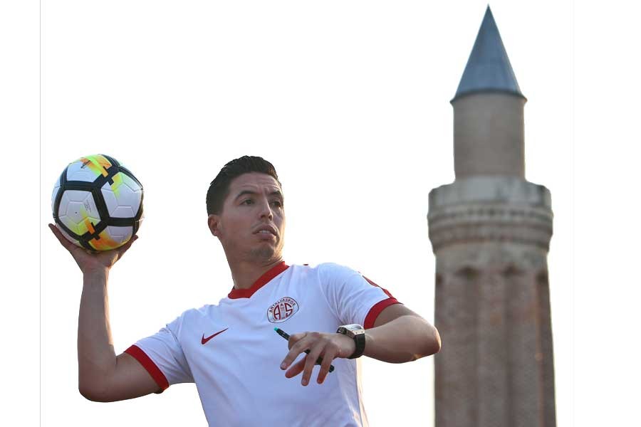 Antalyaspor'dan Samir Nasri'ye kent merkezinde tören