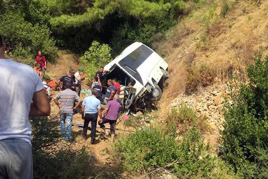 Tur midibüsü şarampole devrildi: 5 ölü, 26 yaralı