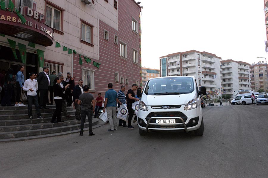 DBP Diyarbakır il binasına polis baskını