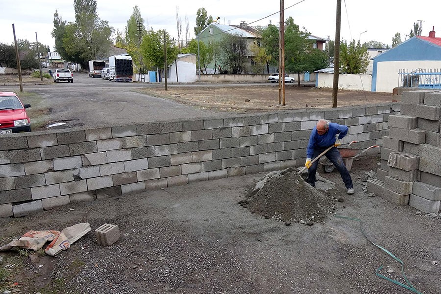 'Tapulu arazim' dediği yolu duvar örerek trafiğe kapattı