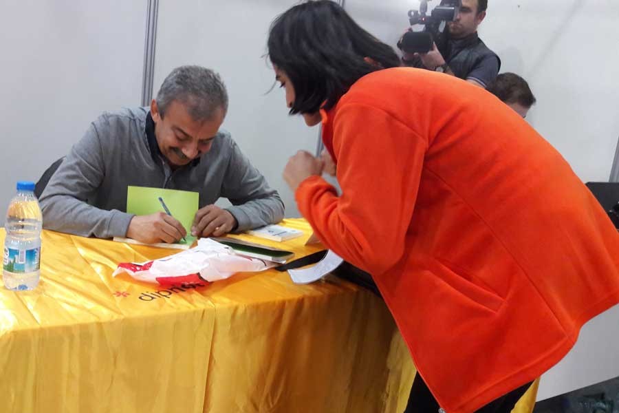 'Seher'in imza etkinliğine yoğun ilgi