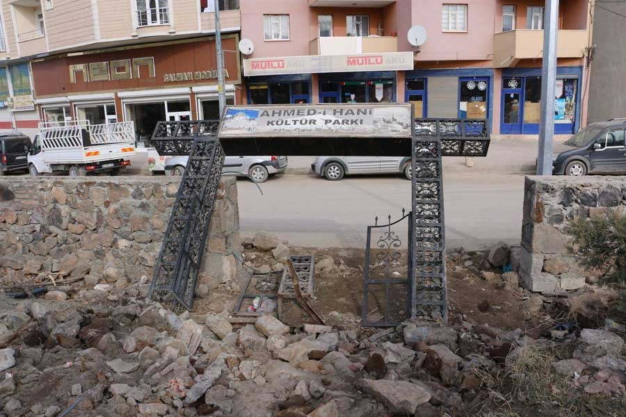 Ehmedê Xanî anıtının ardından parktaki tabelası da yıkıldı