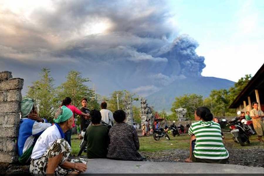 Bali’de Agung Yanardağı yeniden faaliyete geçti