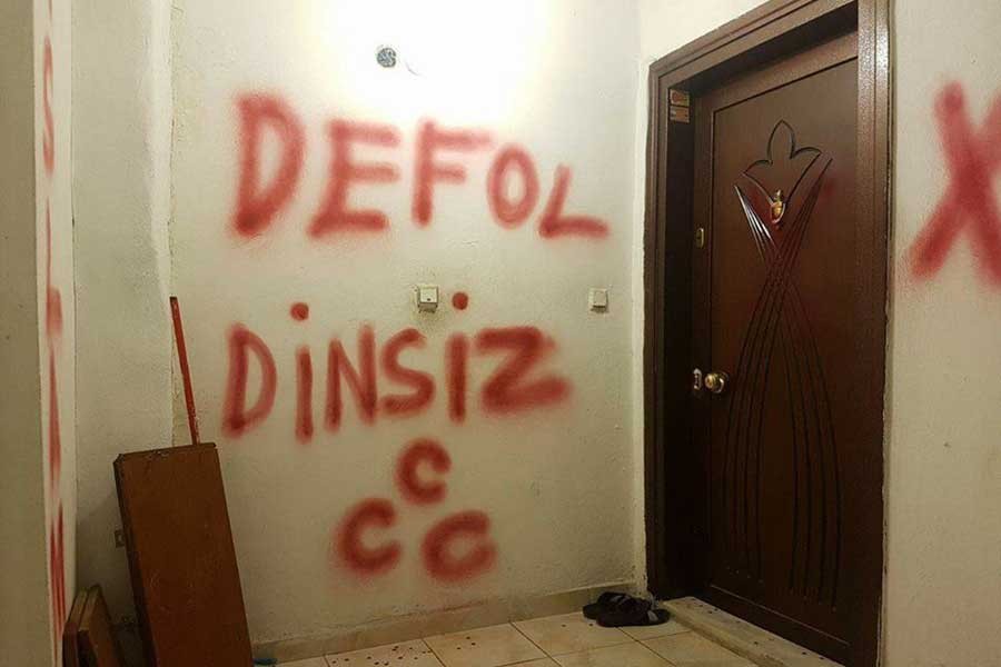 İstanbul'da bir ailenin evi işaretlendi: Defol dinsiz