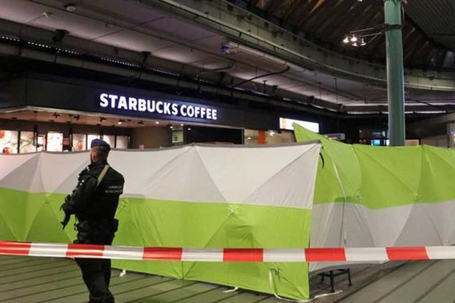 Amsterdam Schiphol Havalimanı'nda polis bıçaklı kişiyi vurdu